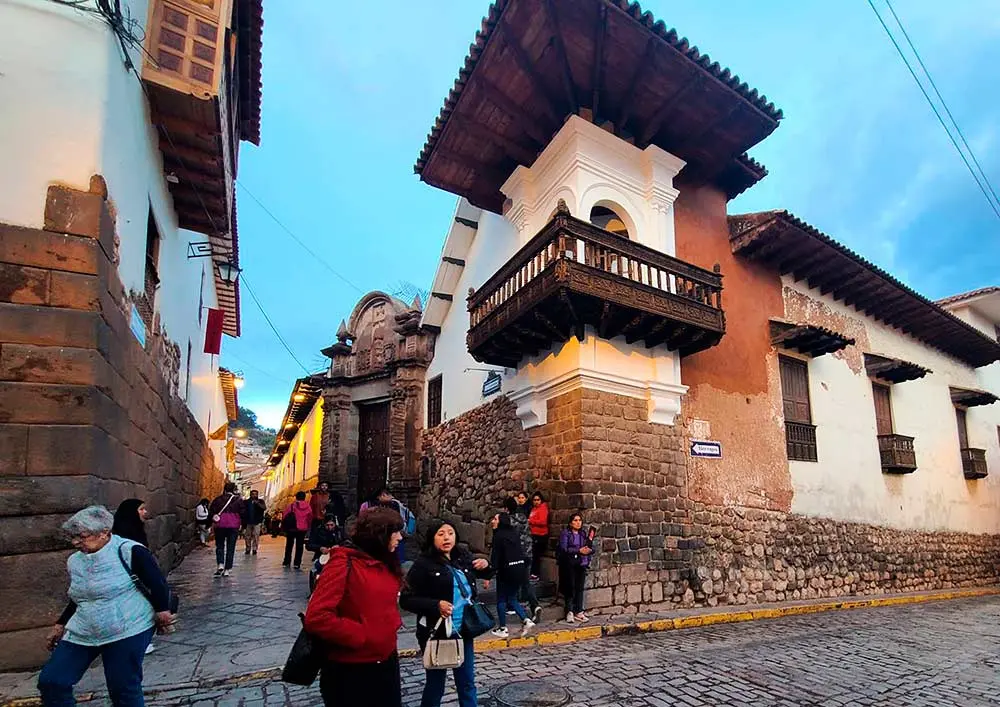 Calle empedrada del Centro Histórico del Cusco con balcones coloniales de madera