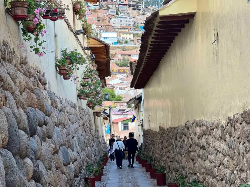 Calle empedrada con casas del Centro Histórico del Cusco